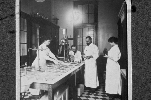 Félix d'Hérelle et son équipe à l'Institut Pasteur